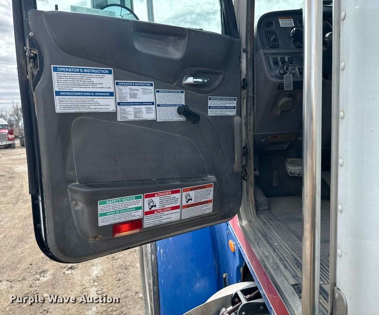 image for item DO0380 2015 Peterbilt 365 ready mix truck