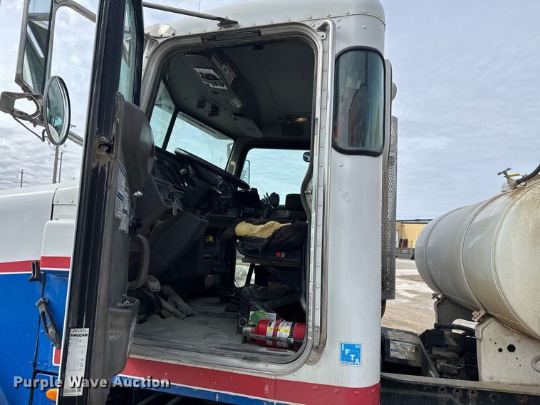 image for item DO0380 2015 Peterbilt 365 ready mix truck