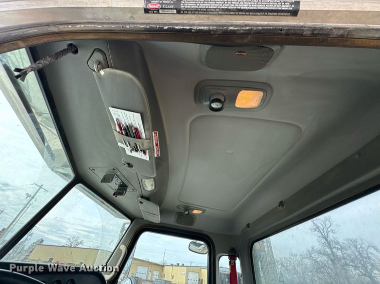 image for item DO0380 2015 Peterbilt 365 ready mix truck