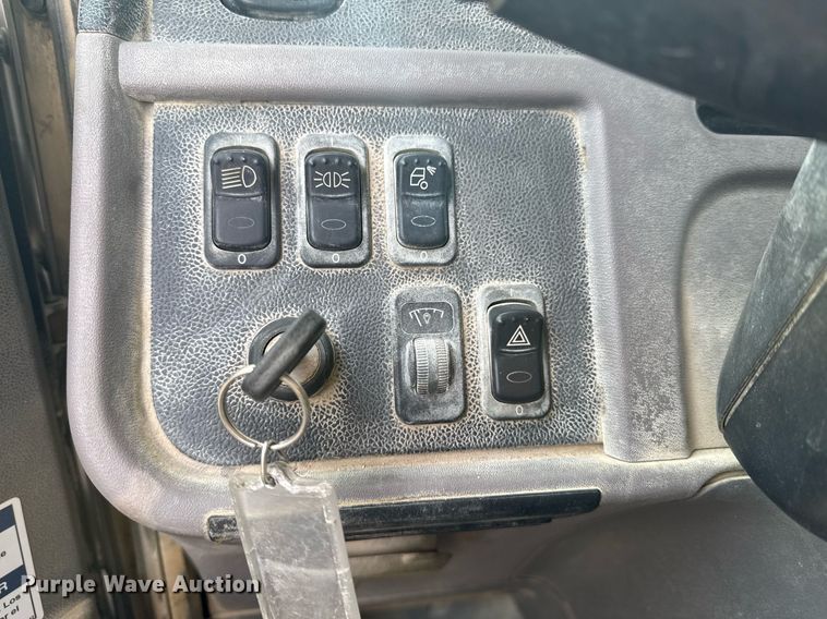 image for item DO0380 2015 Peterbilt 365 ready mix truck