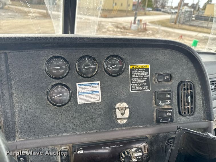 image for item DO0380 2015 Peterbilt 365 ready mix truck
