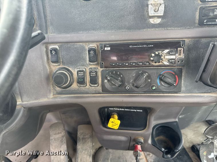 image for item DO0380 2015 Peterbilt 365 ready mix truck