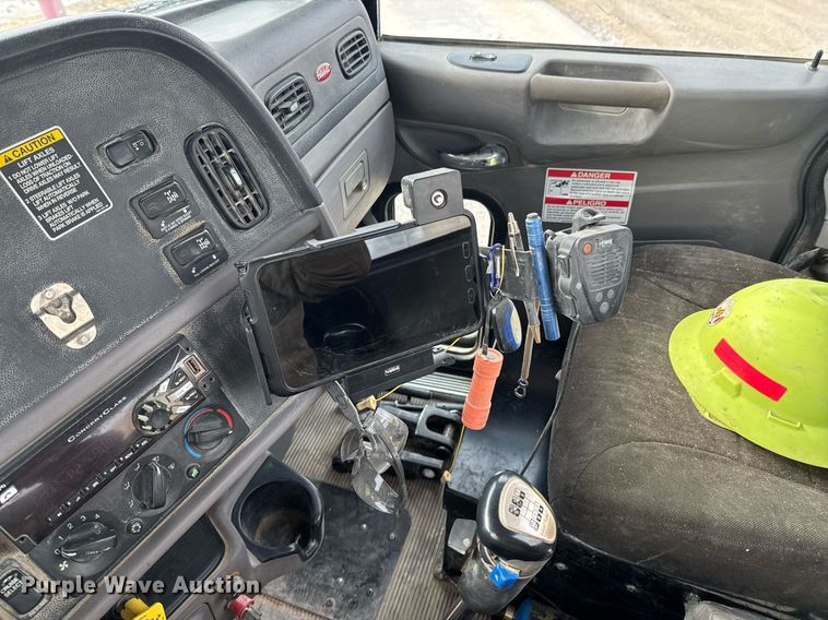 image for item DO0380 2015 Peterbilt 365 ready mix truck