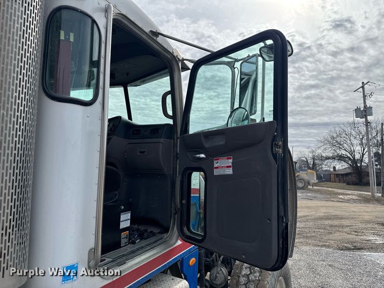 image for item DO0380 2015 Peterbilt 365 ready mix truck