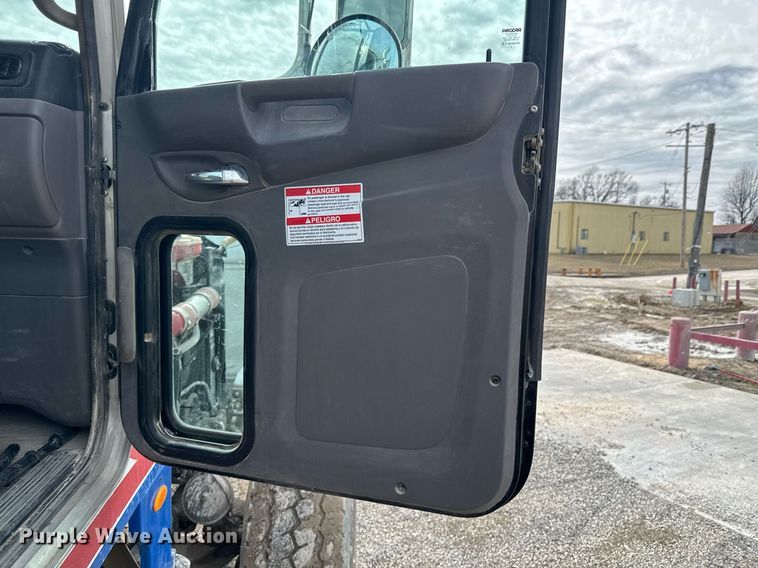 image for item DO0380 2015 Peterbilt 365 ready mix truck