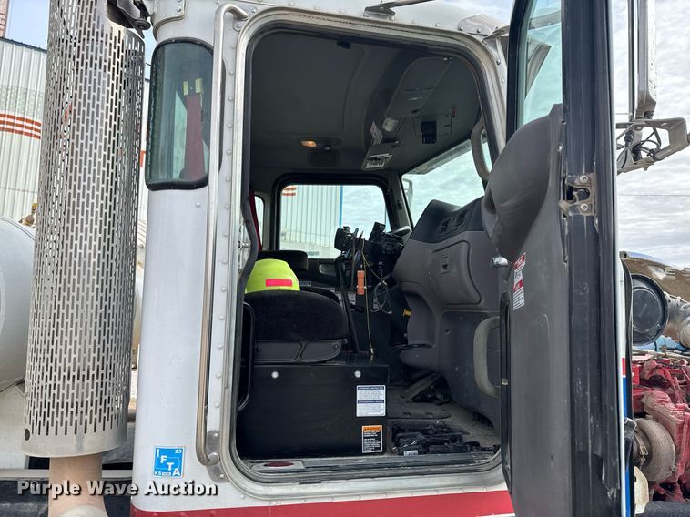 image for item DO0380 2015 Peterbilt 365 ready mix truck