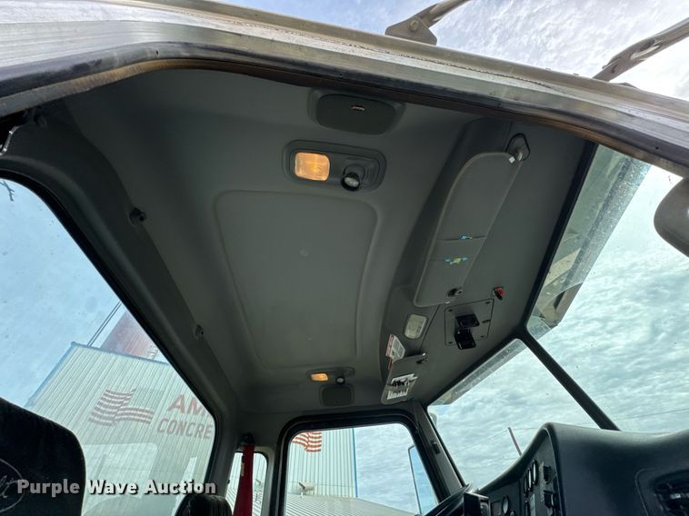 image for item DO0380 2015 Peterbilt 365 ready mix truck