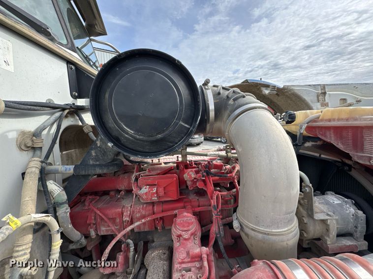 image for item DO0380 2015 Peterbilt 365 ready mix truck