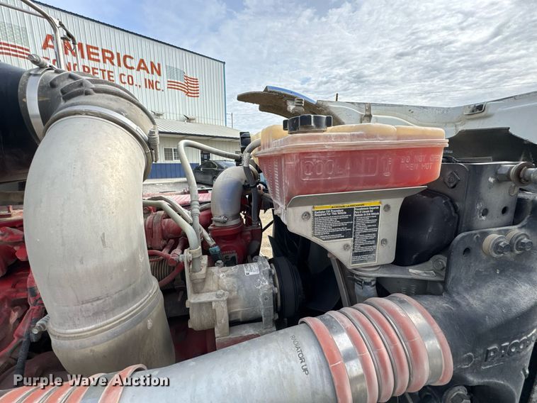 image for item DO0380 2015 Peterbilt 365 ready mix truck