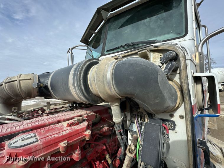 image for item DO0380 2015 Peterbilt 365 ready mix truck