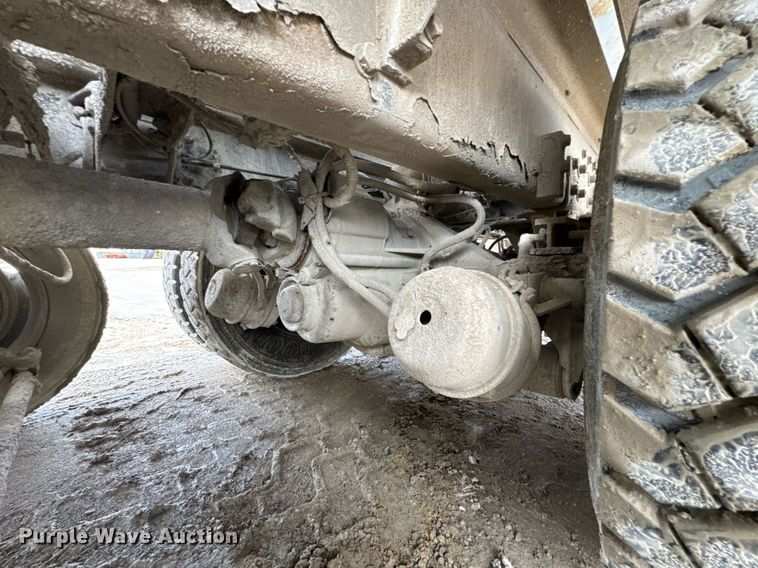 image for item DO0380 2015 Peterbilt 365 ready mix truck