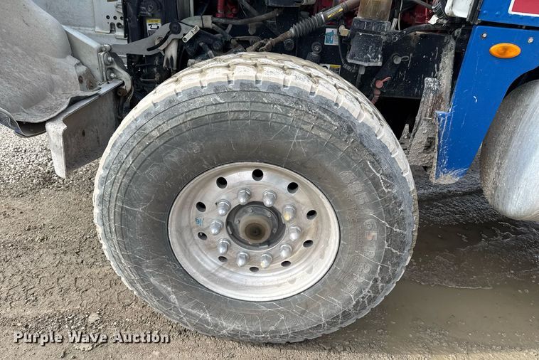 image for item DO0380 2015 Peterbilt 365 ready mix truck