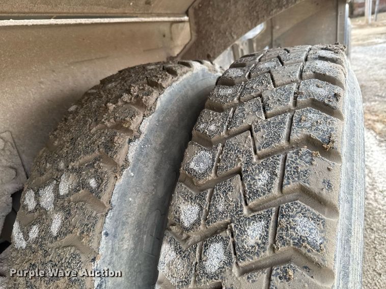 image for item DO0380 2015 Peterbilt 365 ready mix truck