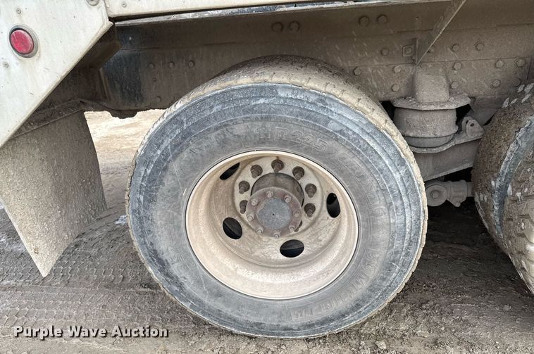 image for item DO0380 2015 Peterbilt 365 ready mix truck