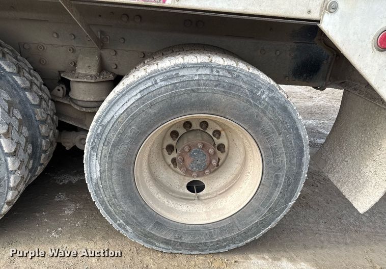 image for item DO0380 2015 Peterbilt 365 ready mix truck