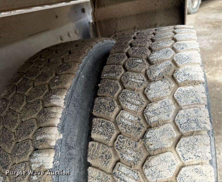 image for item DO0380 2015 Peterbilt 365 ready mix truck