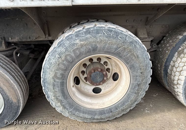 image for item DO0380 2015 Peterbilt 365 ready mix truck