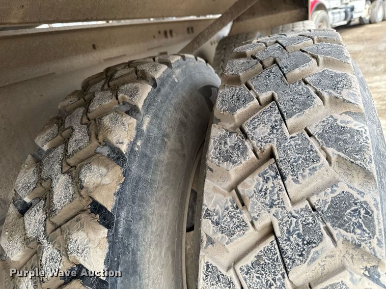 image for item DO0380 2015 Peterbilt 365 ready mix truck