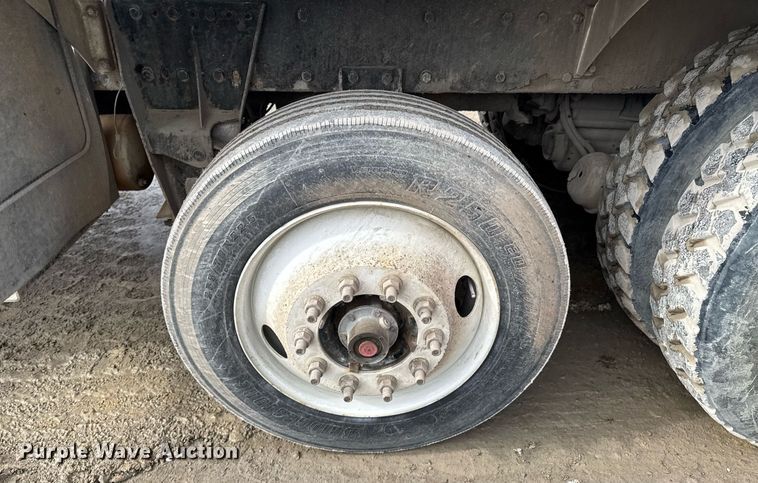 image for item DO0380 2015 Peterbilt 365 ready mix truck