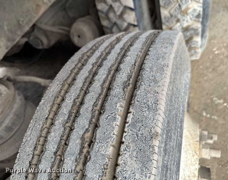 image for item DO0380 2015 Peterbilt 365 ready mix truck