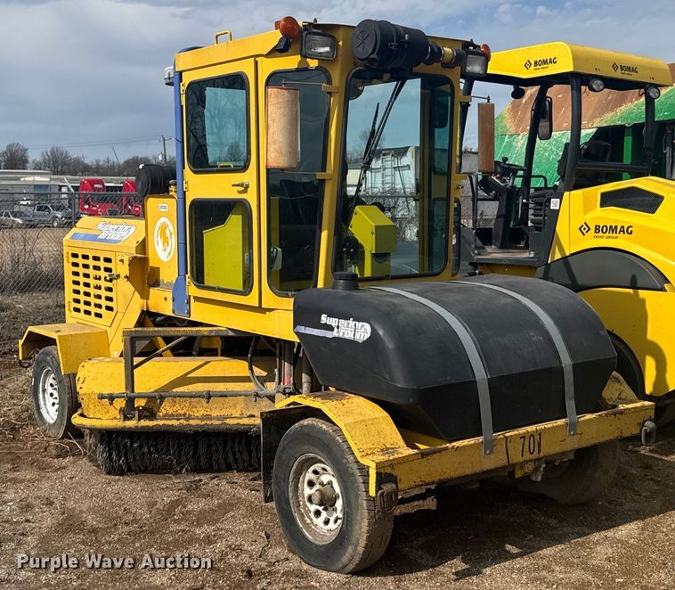 image for item DO0423 2010 Superior Broom DT80CT broom