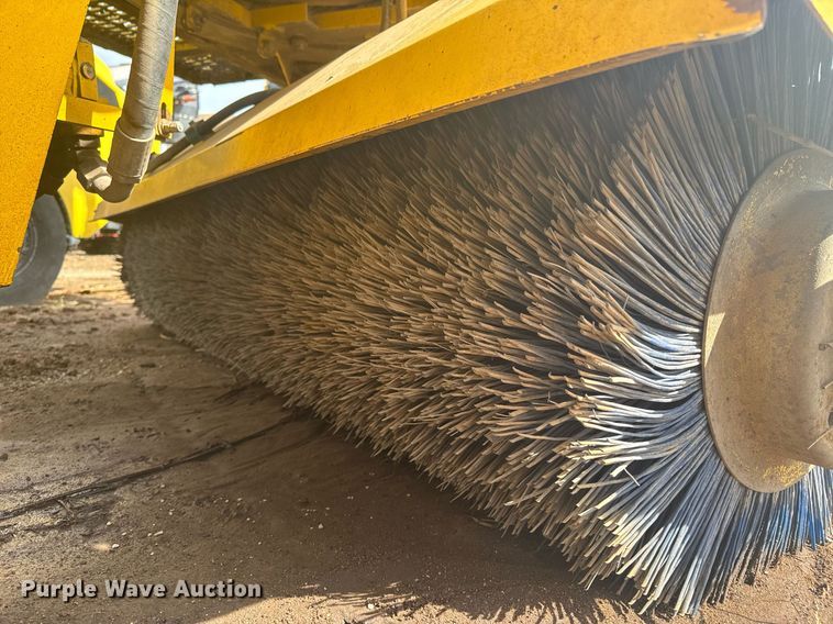 image for item DO0423 2010 Superior Broom DT80CT broom