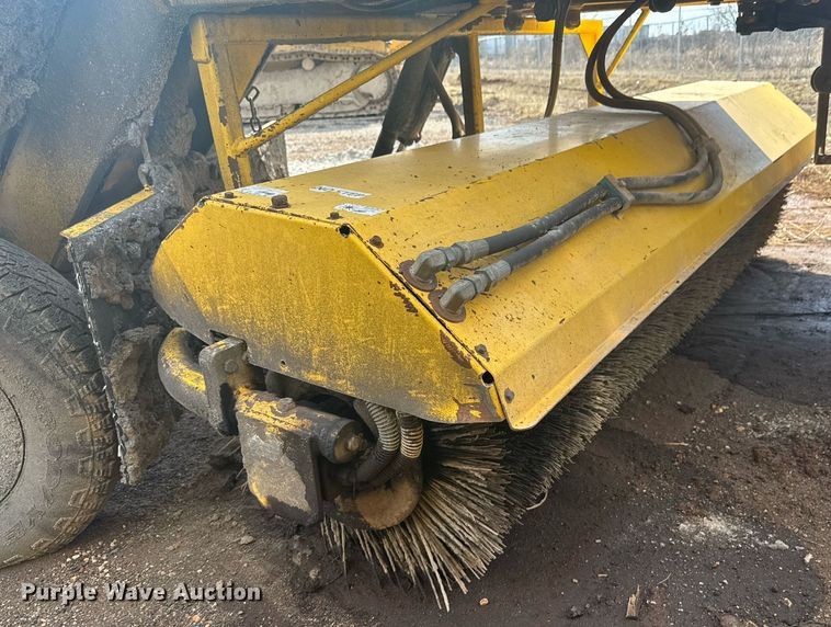 image for item DO0423 2010 Superior Broom DT80CT broom