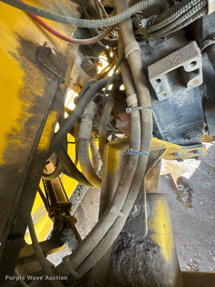 image for item DO0423 2010 Superior Broom DT80CT broom