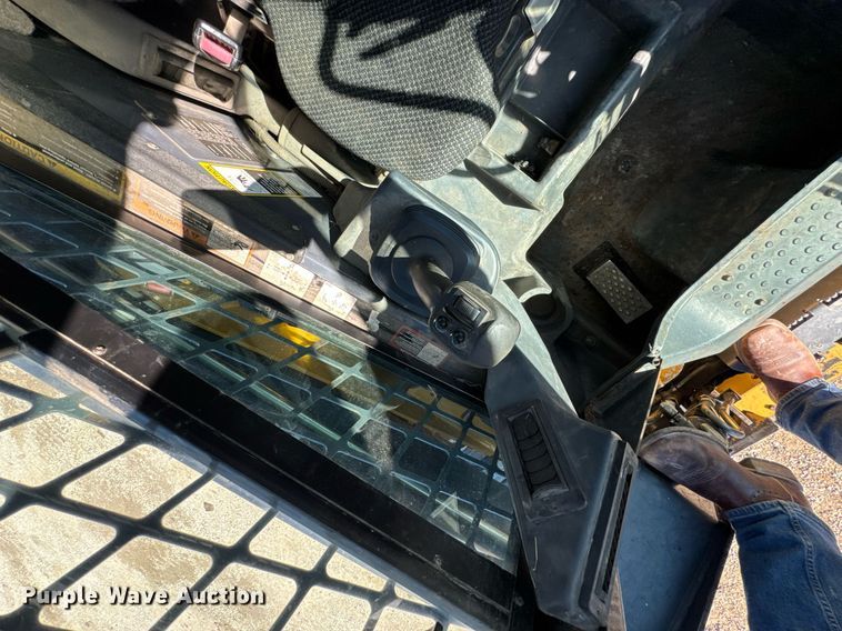 image for item DO0425 2011 John Deere 328D skid steer loader