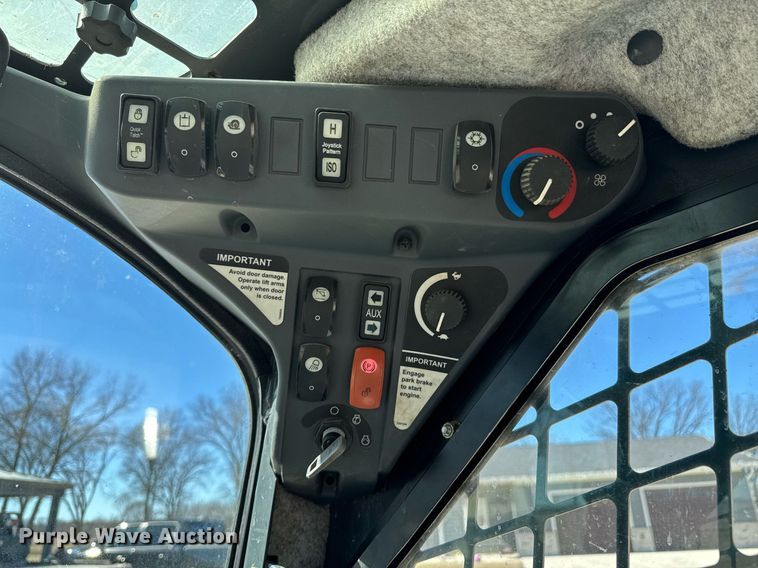 image for item DO0425 2011 John Deere 328D skid steer loader