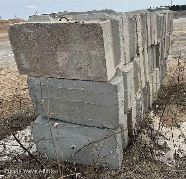 image for item DO1769 (24) concrete edge bunker blocks