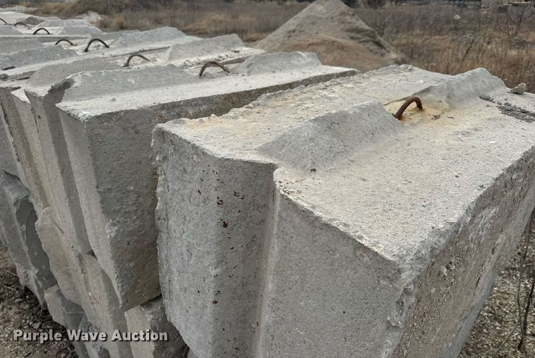 image for item DO1769 (24) concrete edge bunker blocks