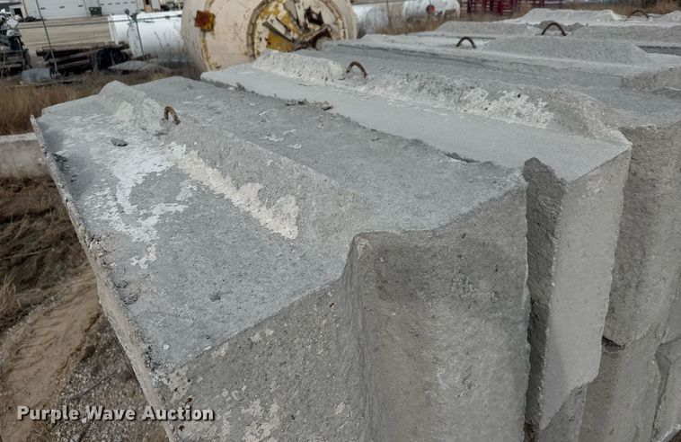 image for item DO1771 (16) concrete edge bunker blocks