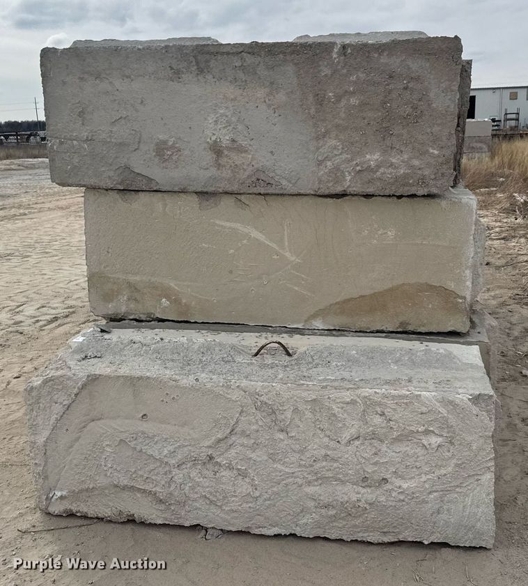 image for item DO1772 (16) concrete edge bunker blocks