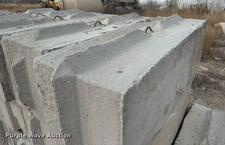 image for item DO1772 (16) concrete edge bunker blocks
