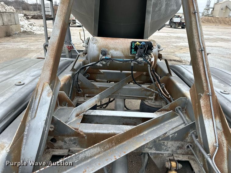 image for item DQ6629 1998 Fruehauf HAB-HE2-J1000 pneumatic dry bulk trailer