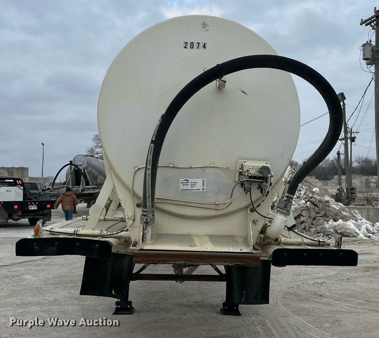 image for item DQ6630 1974 Butler pneumatic dry bulk trailer