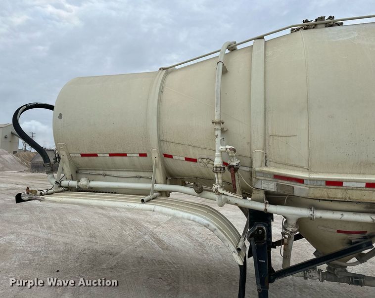 image for item DQ6630 1974 Butler pneumatic dry bulk trailer