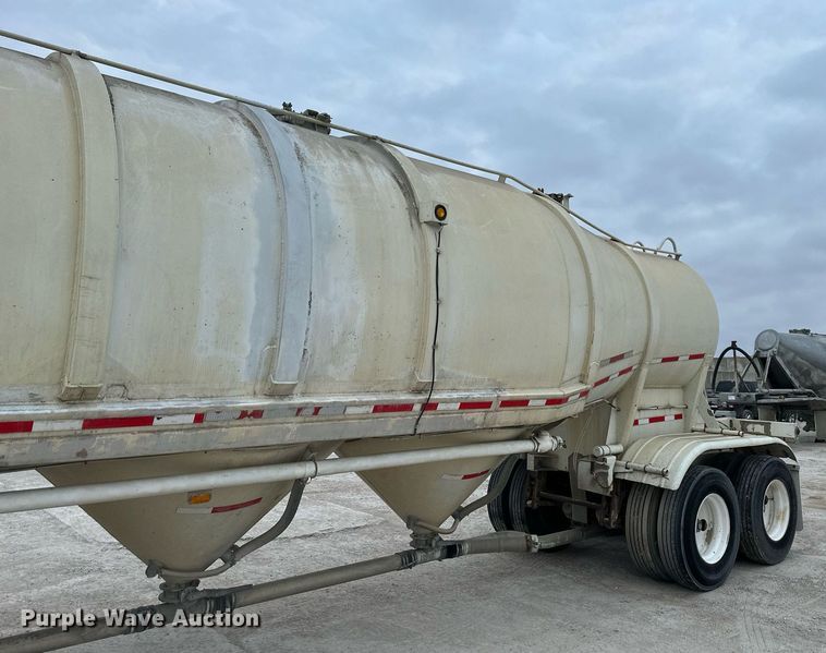 image for item DQ6630 1974 Butler pneumatic dry bulk trailer