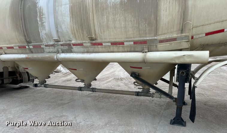 image for item DQ6630 1974 Butler pneumatic dry bulk trailer