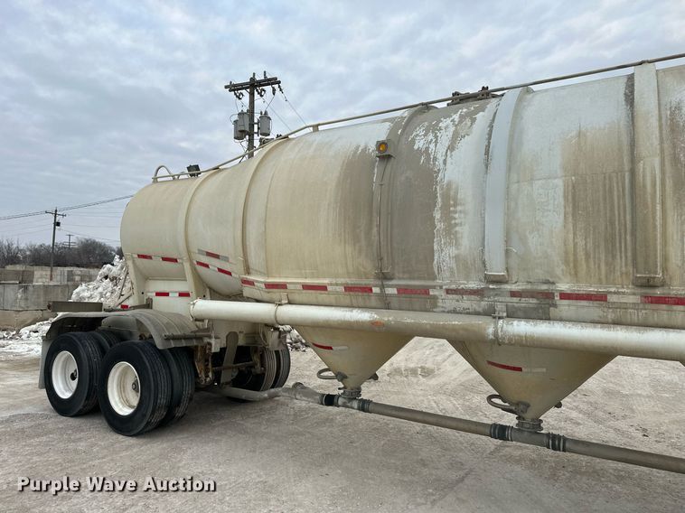 image for item DQ6630 1974 Butler pneumatic dry bulk trailer