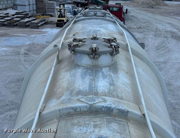 image for item DQ6630 1974 Butler pneumatic dry bulk trailer