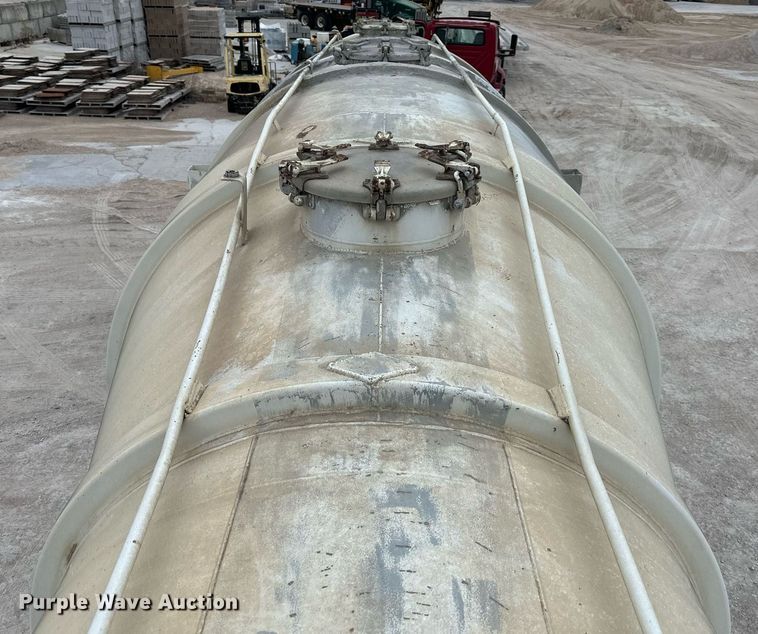 image for item DQ6630 1974 Butler pneumatic dry bulk trailer