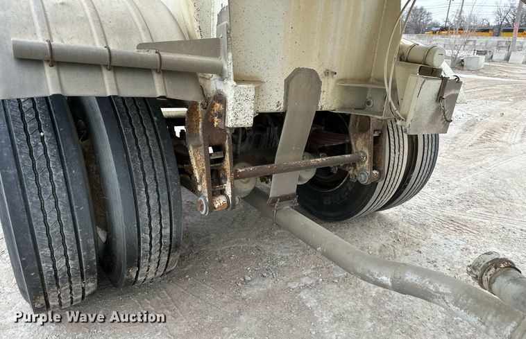 image for item DQ6630 1974 Butler pneumatic dry bulk trailer