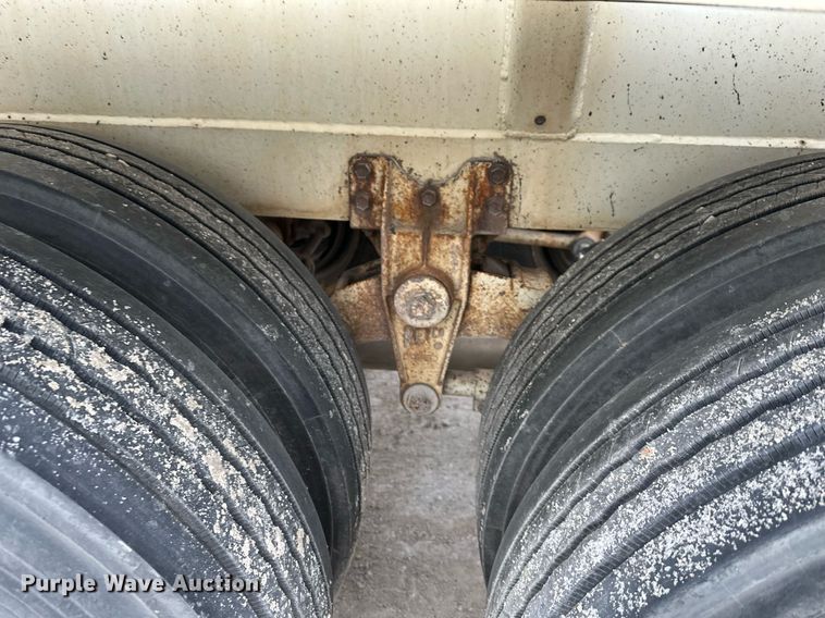 image for item DQ6630 1974 Butler pneumatic dry bulk trailer