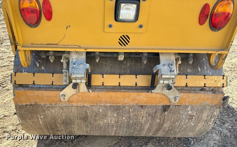image for item DQ6643 2019 Caterpillar CB34B double drum vibratory roller