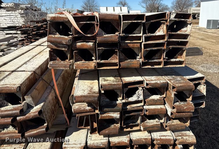 image for item DQ6647 Metal concrete forms