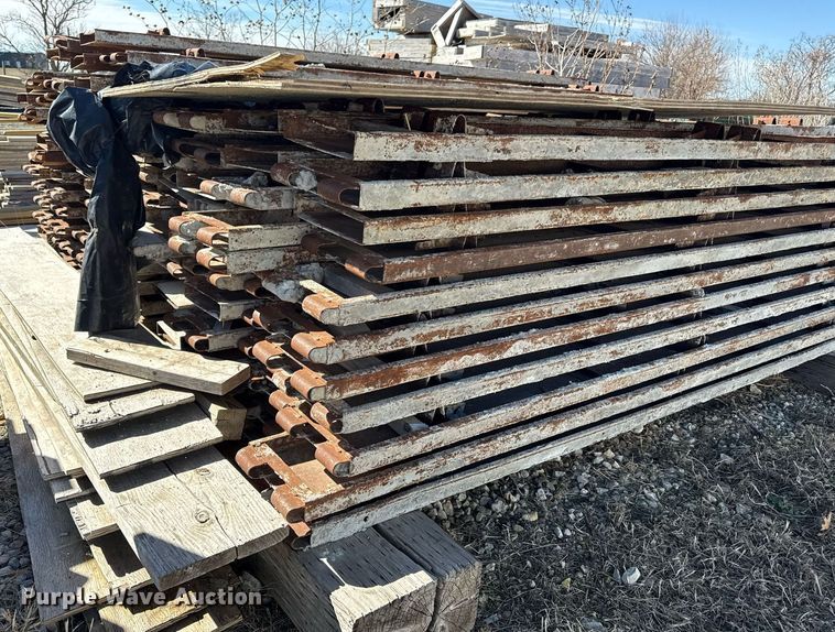 image for item DQ6647 Metal concrete forms