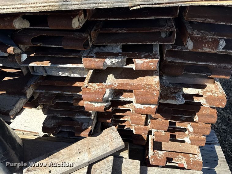 image for item DQ6647 Metal concrete forms