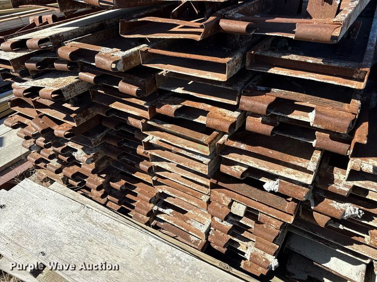 image for item DQ6647 Metal concrete forms